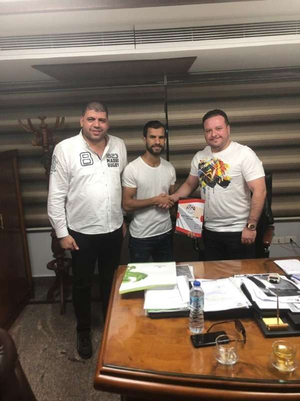 من توقيع اللاعب