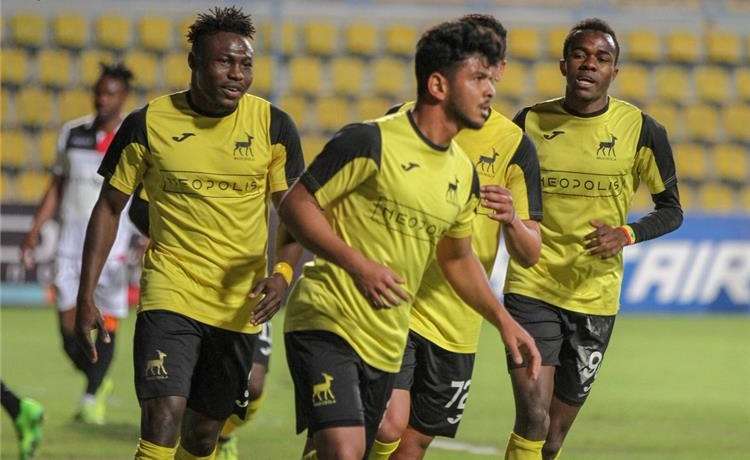 محمد هلال مع لاعبي وادي دجلة