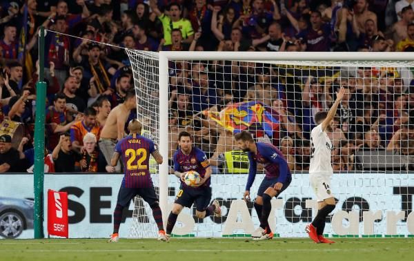 ميسي وبيكيه وفيدال ضمن المرشحين