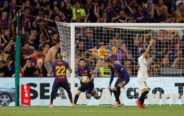 ميسي وبيكيه وفيدال ضمن المرشحين