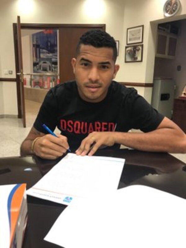 جانب من التوقيع