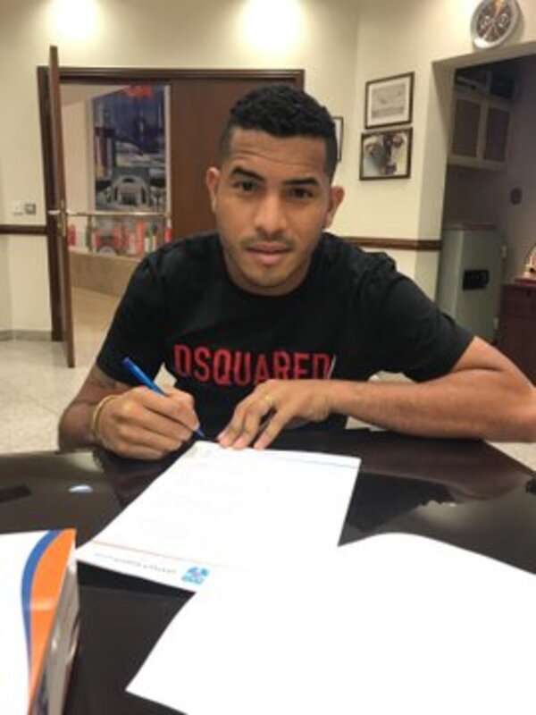 جانب من التوقيع