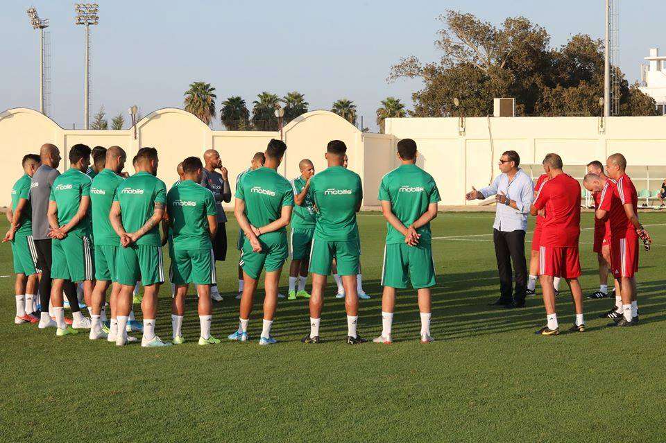 زطشي بين لاعبي منتخب الجزائر