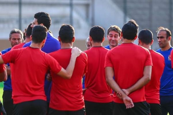 فايلر مع لاعبي الأهلي