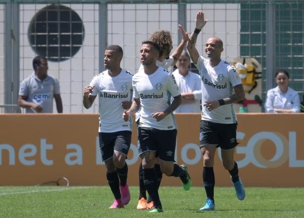 لاعبو جريميو 