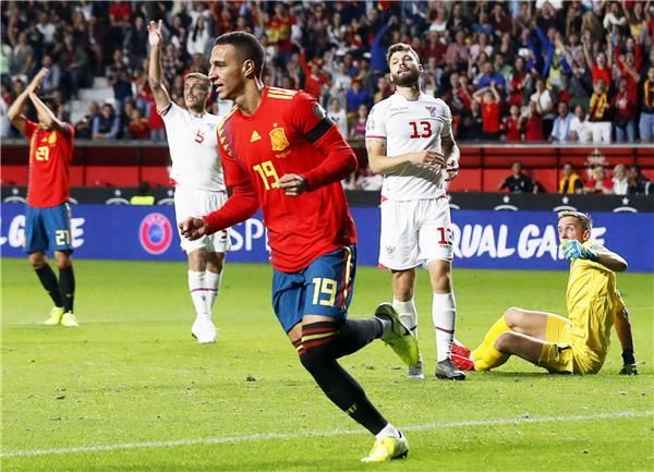 مورينو يحتفل بالتسجيل بمرمى جزر فارو