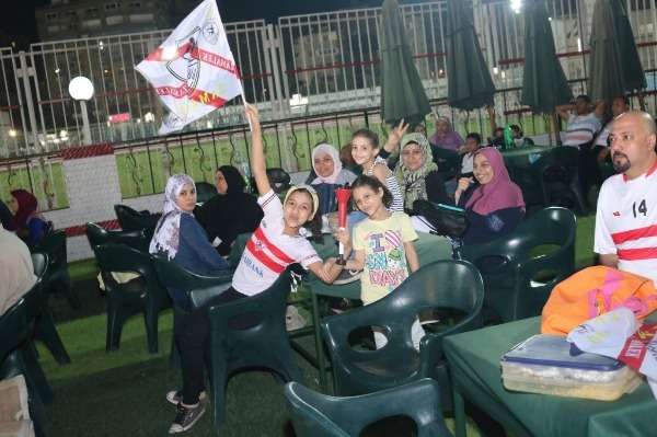 من الجمهور الذي تابع المباراة في مقر الزمالك
