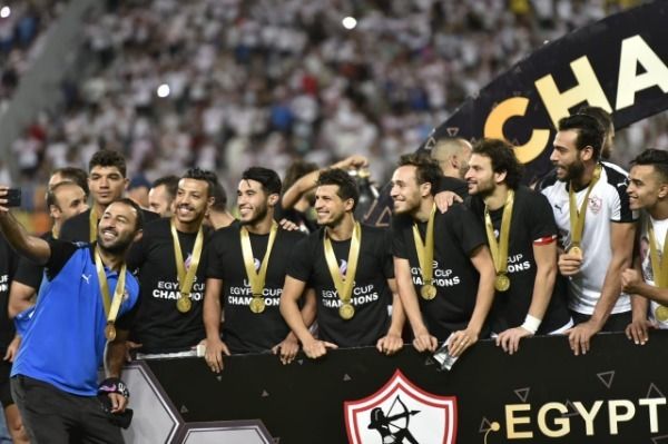 لاعبو الزمالك على منصة التتويجة