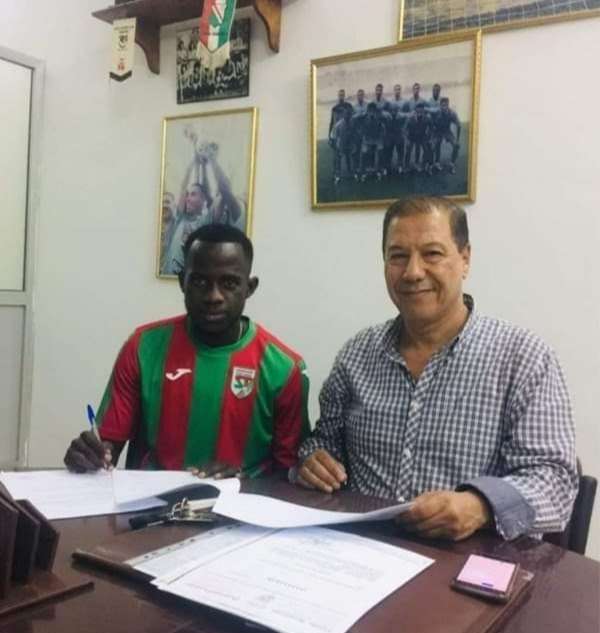 من توقيع اللاعب