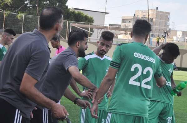 أبو عريضة مدرب خدمات رفح يوجه لاعبيه