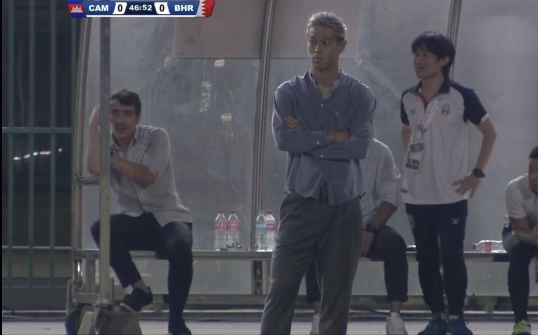 لقطة تلفزيونية للمدرب هوندا في لقاء كمبوديا والبحرين