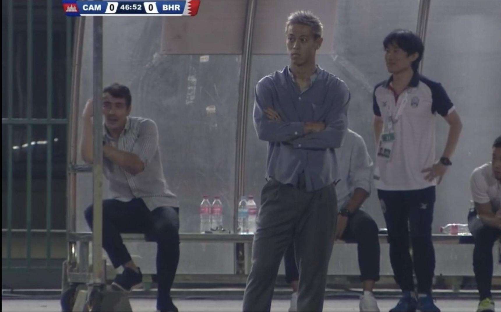 لقطة تلفزيونية للمدرب هوندا في لقاء كمبوديا والبحرين