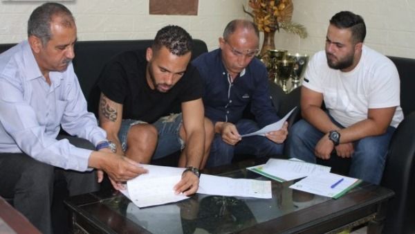 كارلوس يوقع على المخالصة المالية