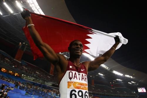 اجوندي يحتفل برفع العلم القطري 