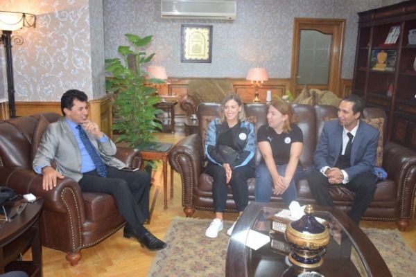 وزير الرياضة مع وفد مانشستر سيتي