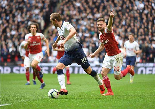 لقاء من الدوري الإنجليزي بين آرسنال وتوتنهام