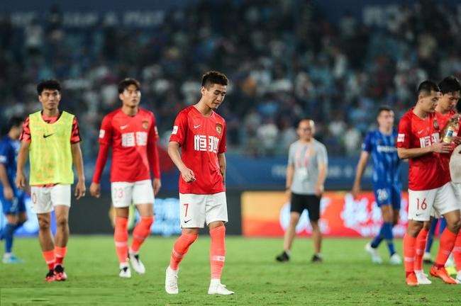 لاعبو جوانجزو إيفراجراند بعد الخسارة من جيانجسو سونينج