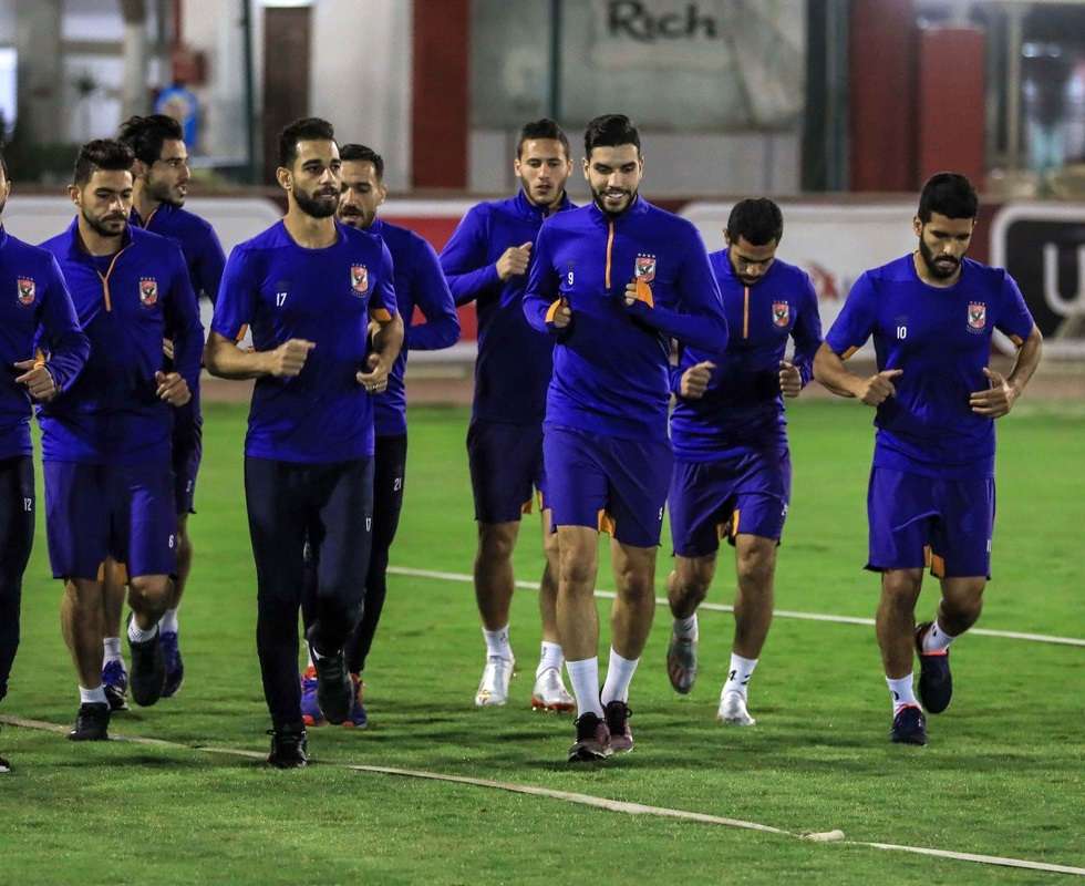 أزارو مع لاعبي الأهلي