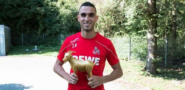 إلياس السخيري مع الجائزة