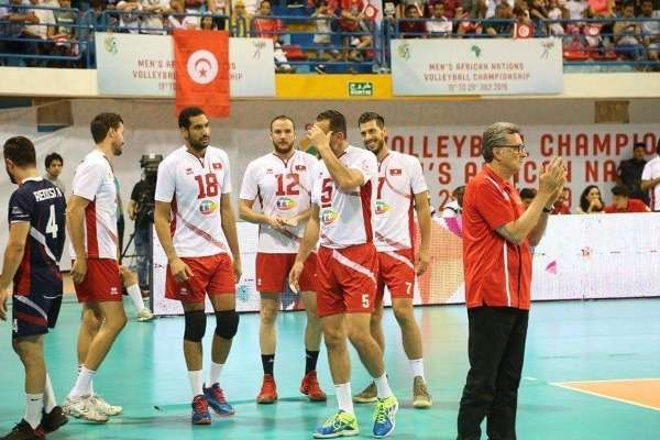 أنطونيو جاكوب مع لاعبي منتخب تونس 