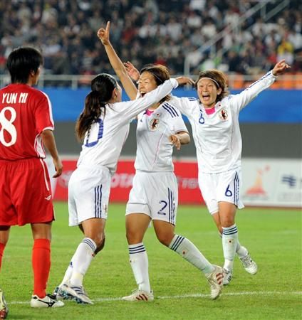 فرحة لاعبات المنتخب الياباني بعد فوزهن على كوريا الشمالية بالمباراة النهائية
