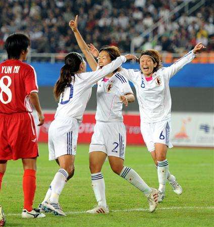 فرحة لاعبات المنتخب الياباني بعد فوزهن على كوريا الشمالية بالمباراة النهائية