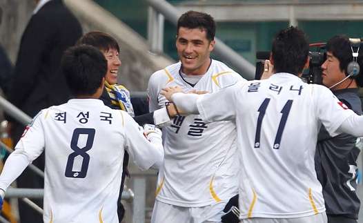 فرحة لاعبي سيونغنام بعد إنتصارهم على فريق أولسان هيونداي والتأهل للمربع الذهبي