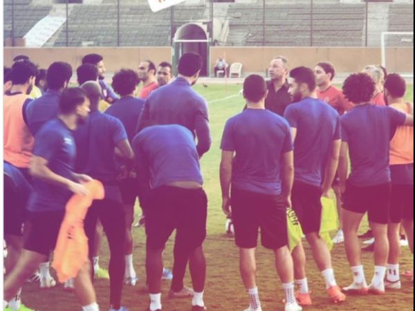 الخطيب مع اللاعبين