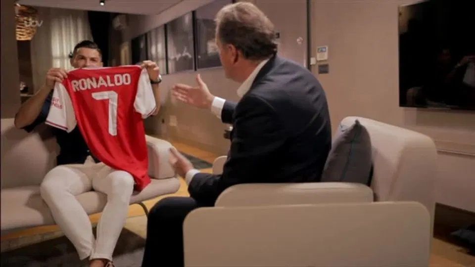 كريستيانو مع قميص آرسنال