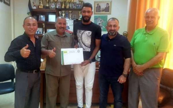 اللاعب وأعضاء ادارة الوحدات بعد توقيع العقد