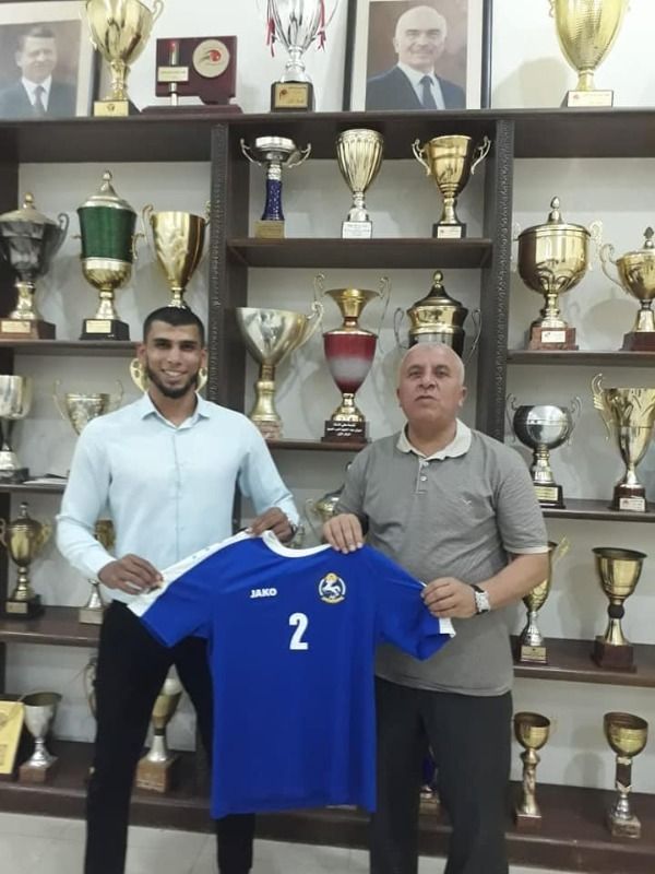 جانب من التوقيع