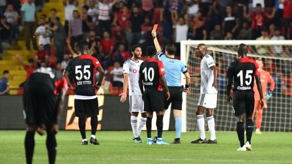 لحظة طرد النني