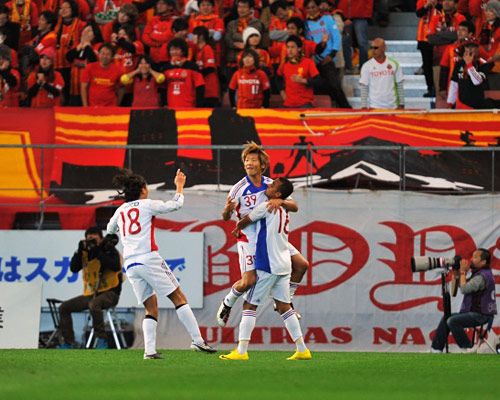 المهاجم أوغورو ( قميص رقم 39 ) يحتفل بعد نجاحه في هز شباك فريق ناغويا