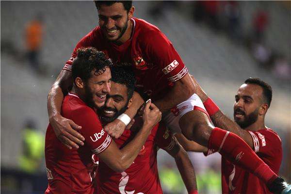 رمضان صبحي مع لاعبي الأهلي