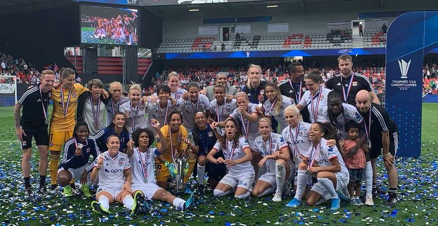 لاعبات ليون الفرنسي مع كأس الأبطال الفرنسية