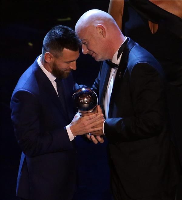 ميسي لحظة تسلم الجائزة