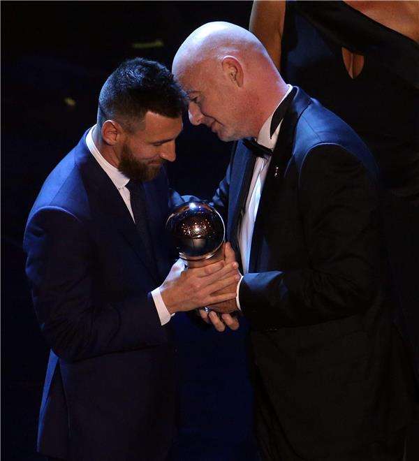 ميسي لحظة تسلم الجائزة