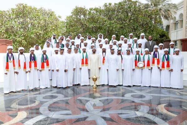 محمد بن راشد يتوسط الأبطال