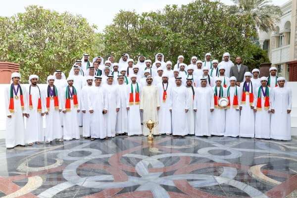 محمد بن راشد يتوسط الأبطال