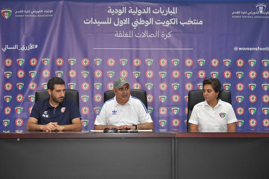 فاطمة حيات (يمين) في المؤتمر الصحفي
