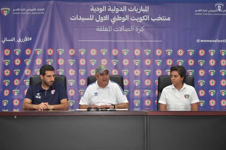 فاطمة حيات (يمين) في المؤتمر الصحفي
