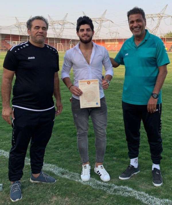 بعد توقيع العقود