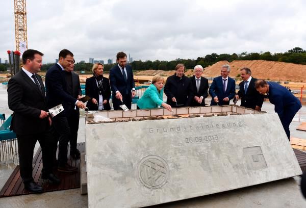 جانب من وضع حجر الأساس