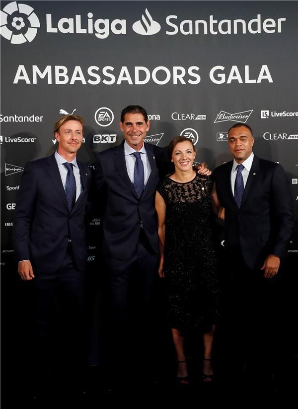 دينيلسون (يمين)