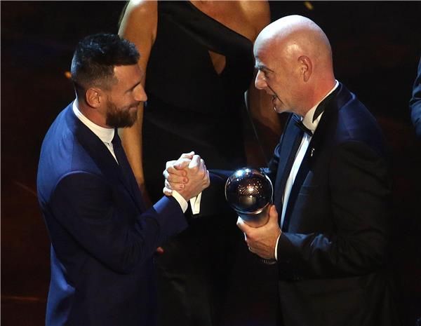 ميسي لحظة استلام الجائزة