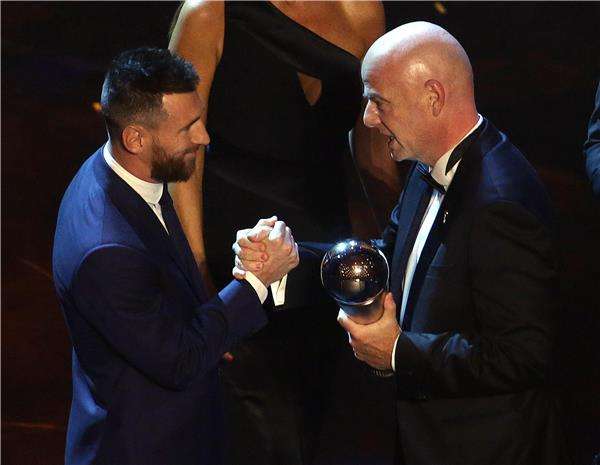 ميسي لحظة استلام الجائزة