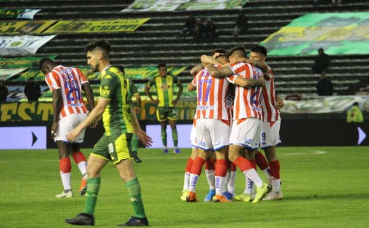 فرحة لاعبي يونيون سانتا