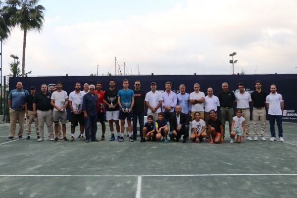 كبار الحضور مع المنظمين والفائزين والحكام وملتقطي الكرات