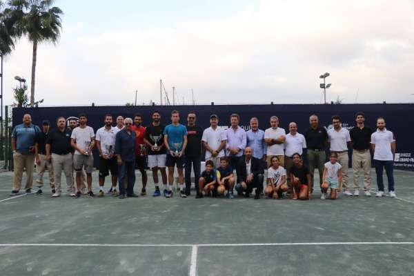 كبار الحضور مع المنظمين والفائزين والحكام وملتقطي الكرات