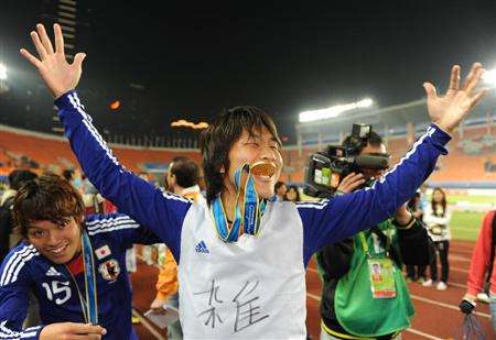 كينسوكي ناغاي يحتفل بالميدالية الذهبية الأولى لبلاده